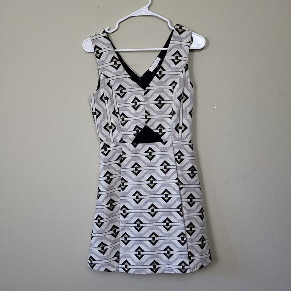 Sugarlips Dresses & Skirts - Sugarlips Womens Black White Sleeveless V Neck Cut Out Mini Dress Size Small
